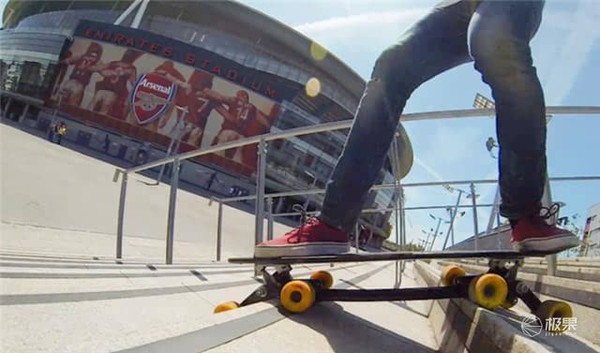Eight wheels! Stepping on this skateboard stairs will never fall